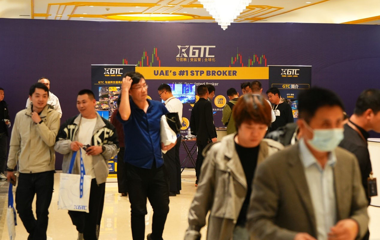 客户支持提供哪些语言？服务时间是多长？